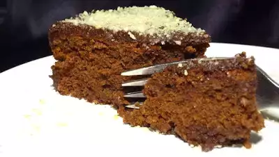 Bolo rainha de saba com cobertura de chocolate