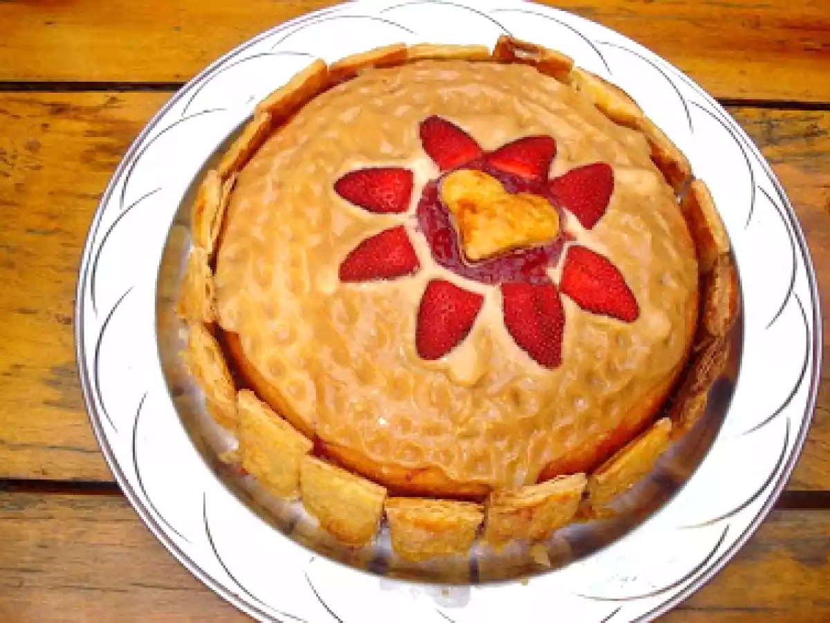 Bolo recheado com doce de leite e geléia de morango