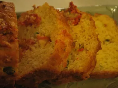 Bolo salgado com tomates secos e alcaparras (Cake aux tomates séchées et aux câpres)