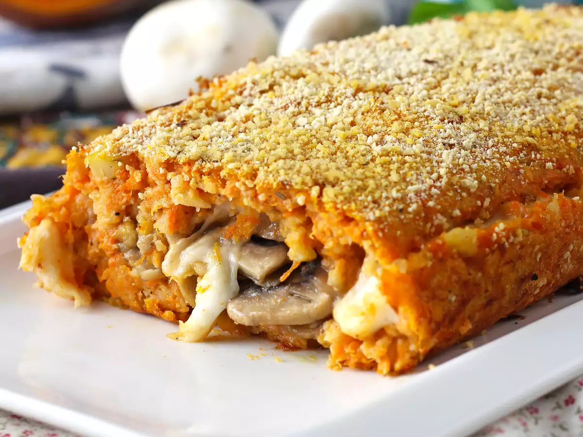 Bolo salgado de abóbora com cogumelos e queijo: sabor e conforto em cada fatia