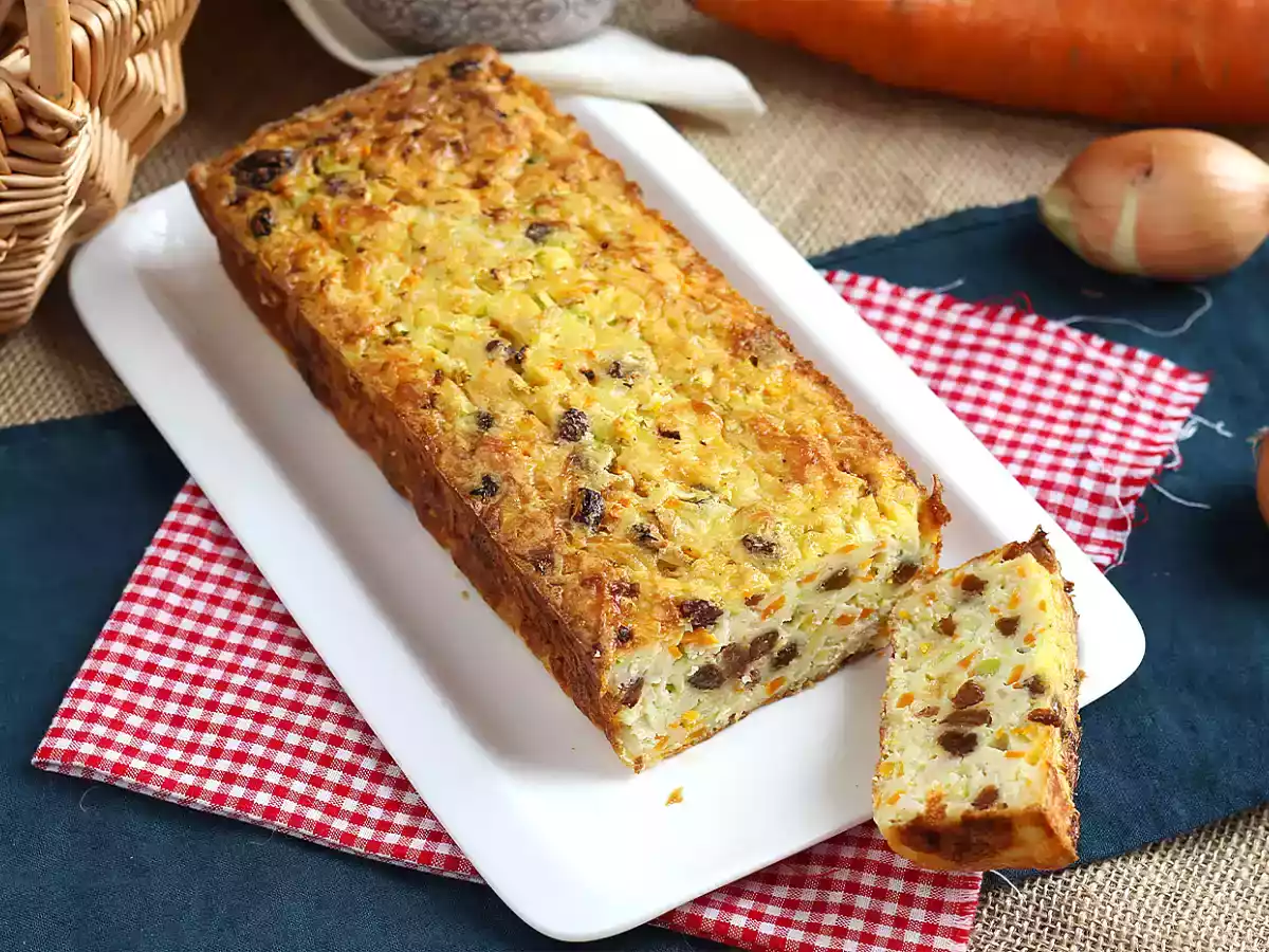 Bolo salgado de semolina e legumes