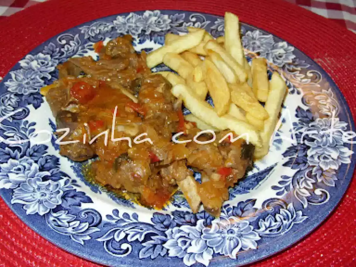 Borrego no tacho envolvido em cebola e tomate