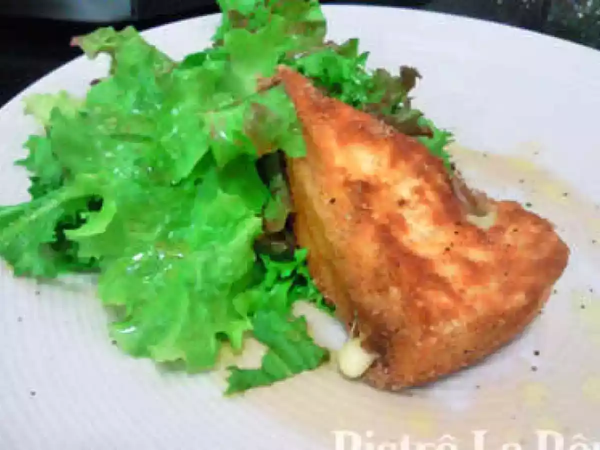 Brie empanado com mix de folhas