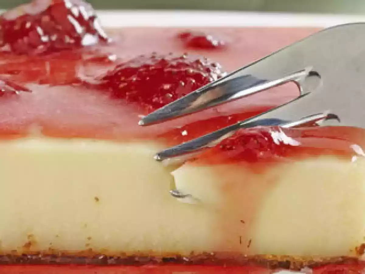 Brigadeirão branco com calda de morango