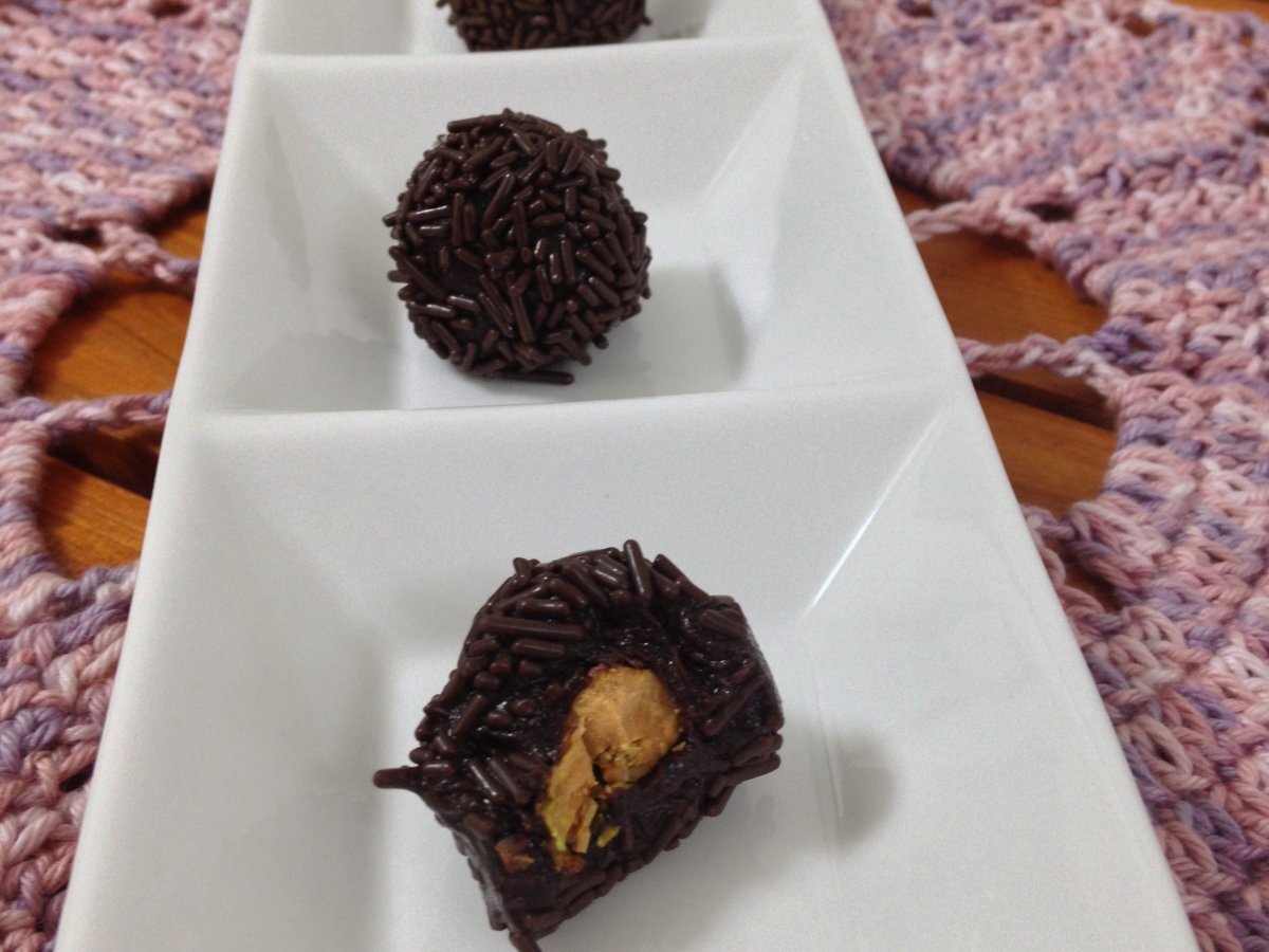 Brigadeiro gourmet recheado com pistache