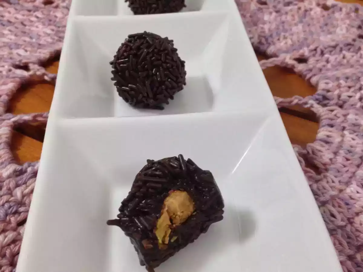 Brigadeiro gourmet recheado com pistache