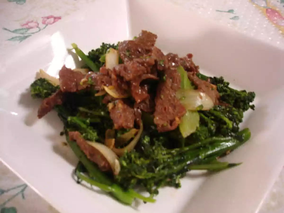 Brócolis com tiras de bife ao molho Hoisin