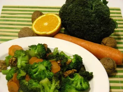 Brócolos Salteados com Cenoura, Noz e Sumo de Laranja