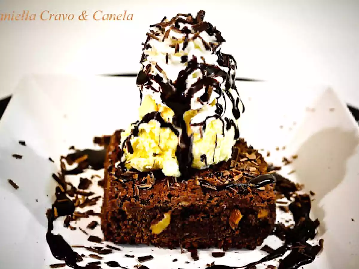 Brownie com Sorvete de Creme, Chantilly e Calda de Chocolate