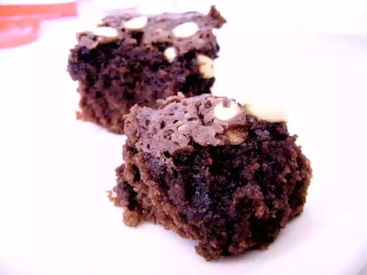 BROWNIE DE CACAU E AMENDOIM