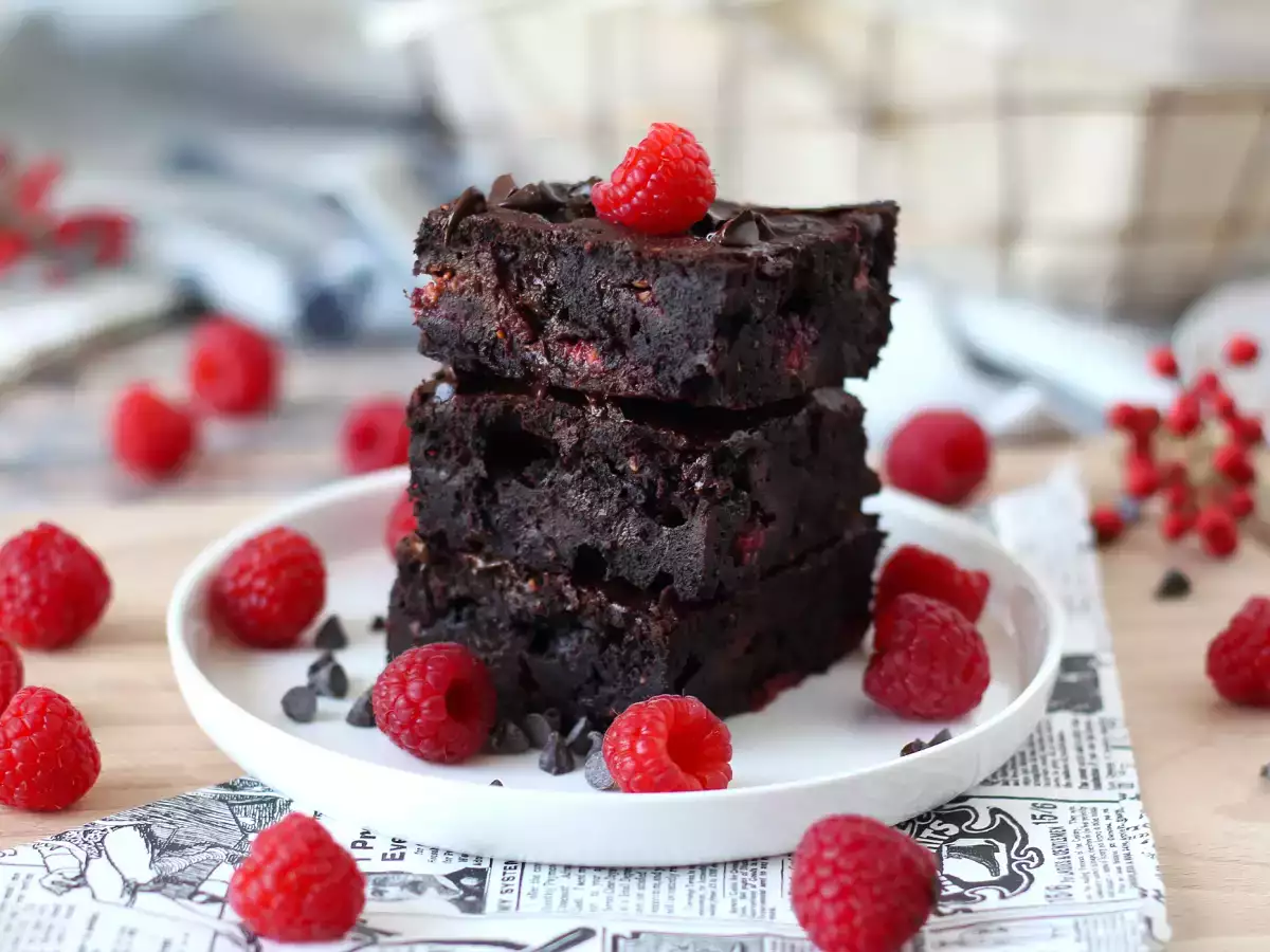 Brownie de framboesa e chocolate, o bolo perfeito na hora do lanche!