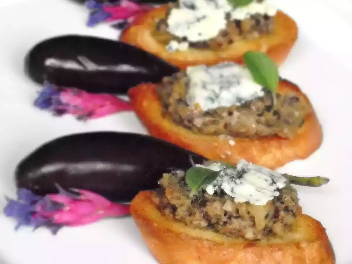 Bruschetta ao creme de berinjela e gorgonzola