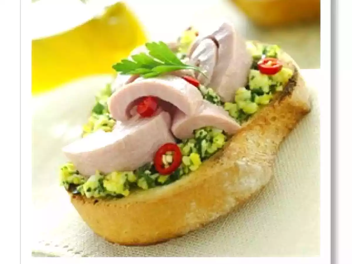 Bruschetta com atum e pastinha de ovos