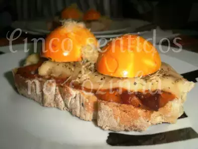 Bruschetta com ovos dourados