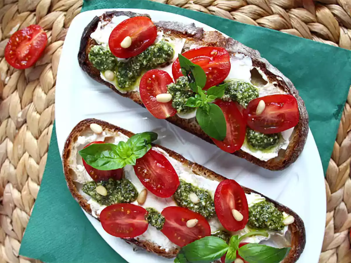 Bruschetta com queijo, pesto e tomate cereja - foto 2