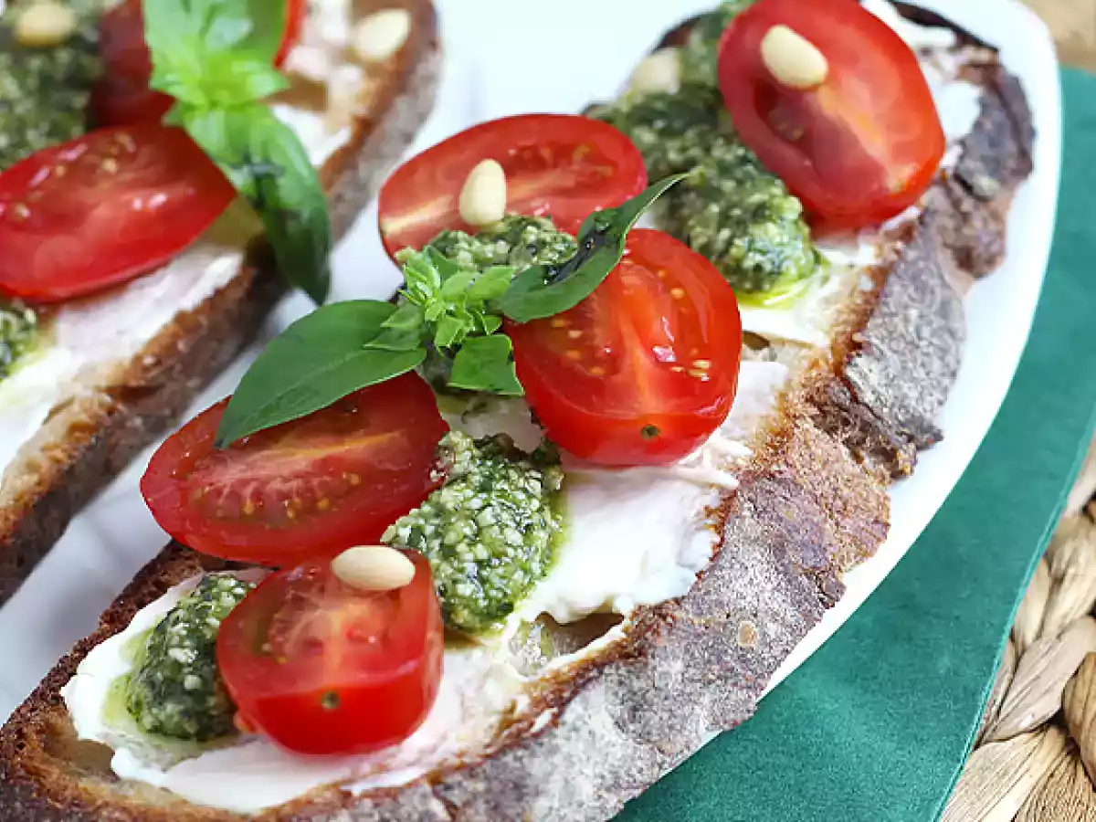 Bruschetta com queijo, pesto e tomate cereja - foto 3
