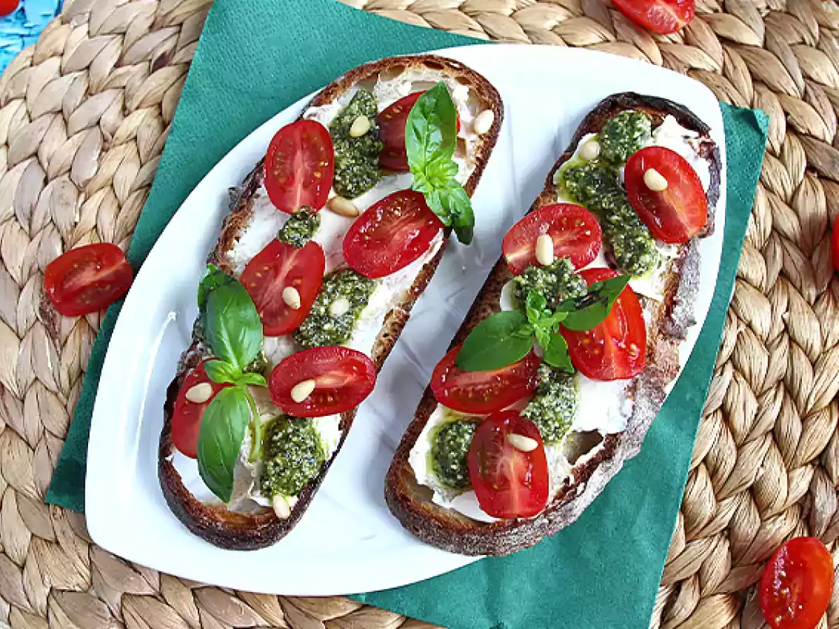 Bruschetta com queijo, pesto e tomate cereja - foto 4