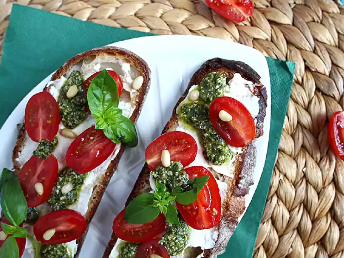 Bruschetta com queijo, pesto e tomate cereja - foto 5