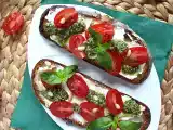 Bruschetta com queijo, pesto e tomate cereja, foto 1