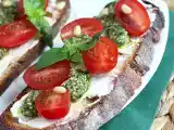 Bruschetta com queijo, pesto e tomate cereja, foto 2