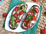 Bruschetta com queijo, pesto e tomate cereja, foto 3