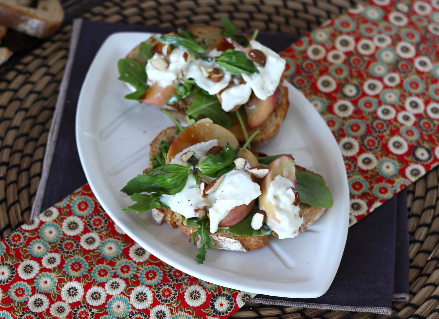 Bruschetta de burrata, rúcula e pêssego assado Receita Petitchef