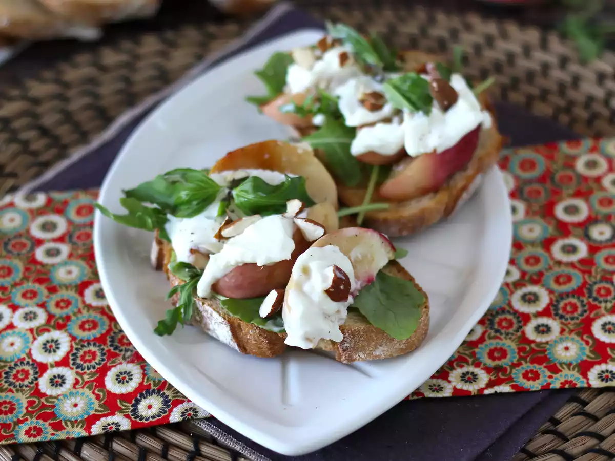 Bruschetta de burrata, rúcula e pêssego assado - foto 2
