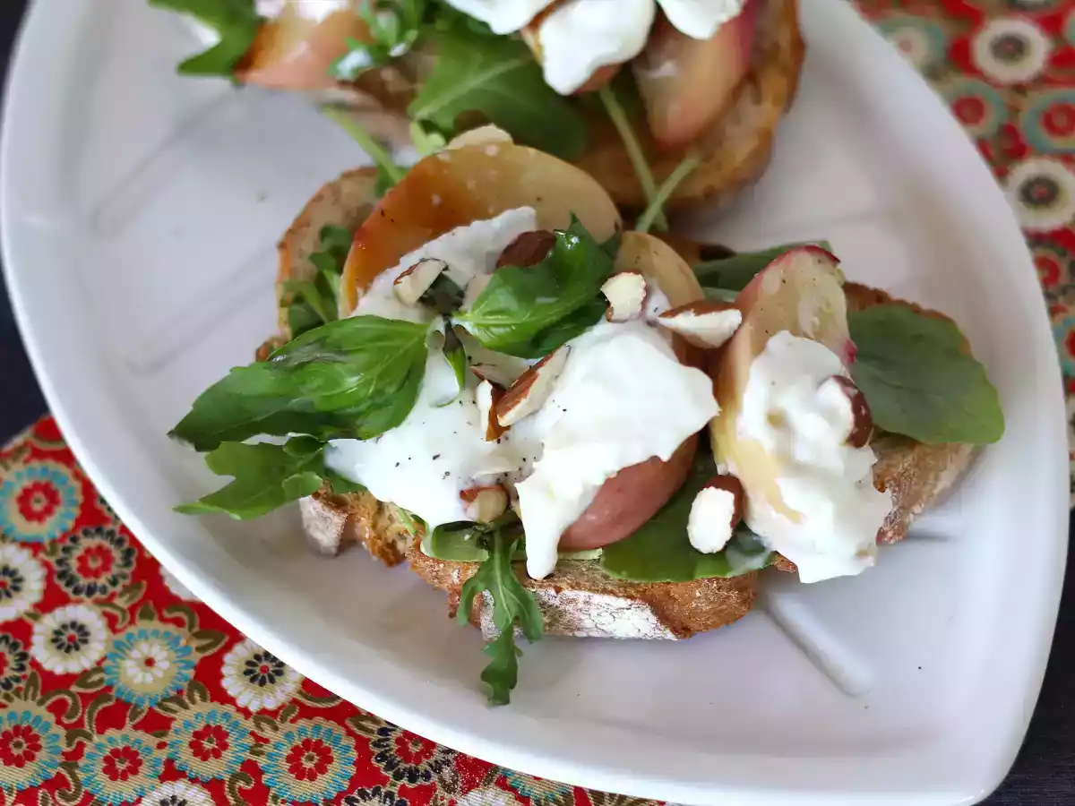 Bruschetta de burrata, rúcula e pêssego assado - foto 3
