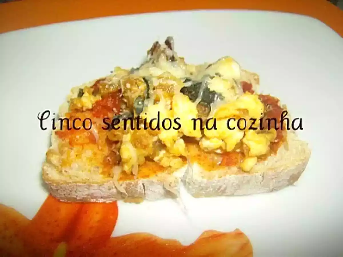 Bruschetta de ovos mexidos com farinheira