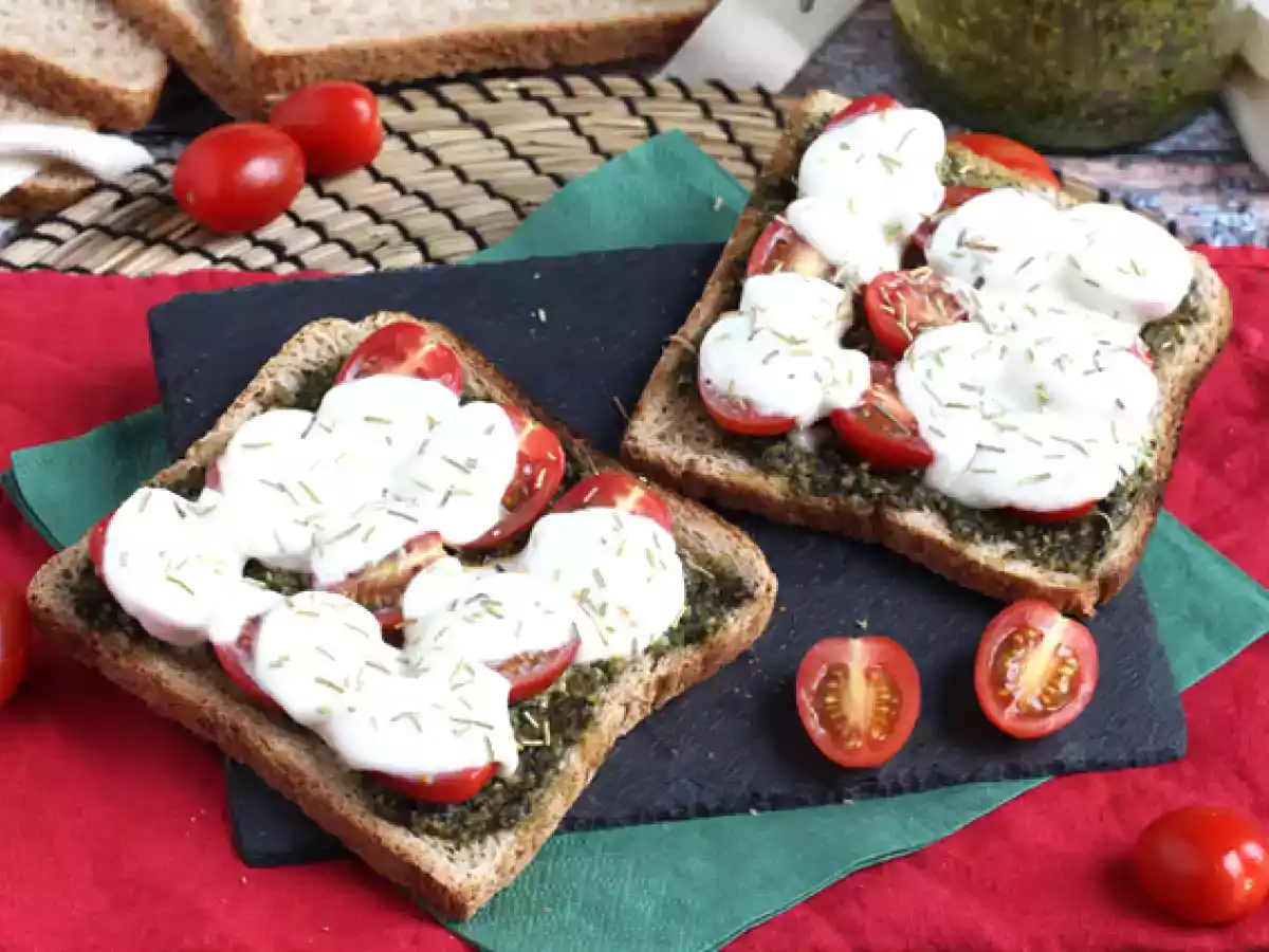 Bruschetta de pesto, tomate cereja e mozzarella