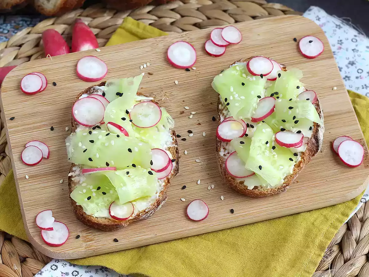 Bruschetta de queijo creme, pepino e rabanete