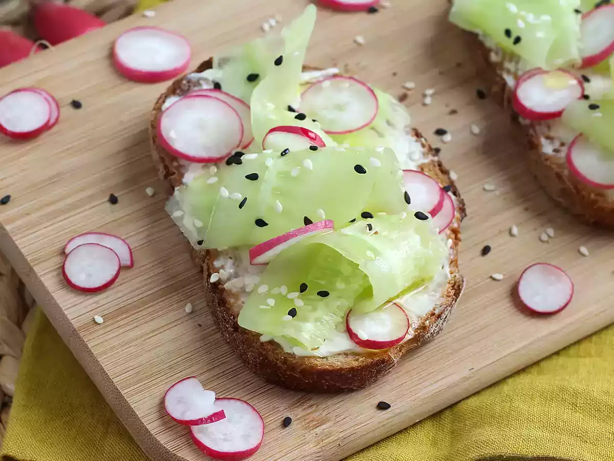 Bruschetta de queijo creme, pepino e rabanete - foto 2