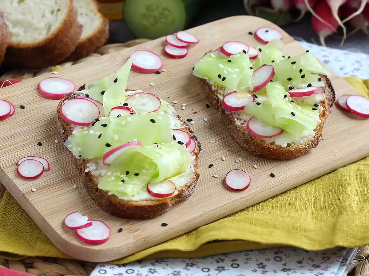 Bruschetta de queijo creme, pepino e rabanete - foto 3