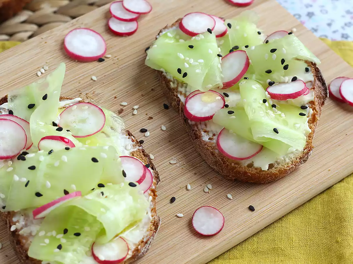 Bruschetta de queijo creme, pepino e rabanete - foto 4