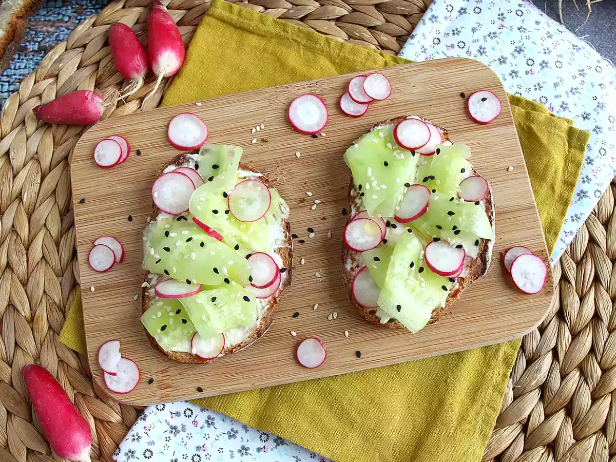Bruschetta de queijo creme, pepino e rabanete - foto 5
