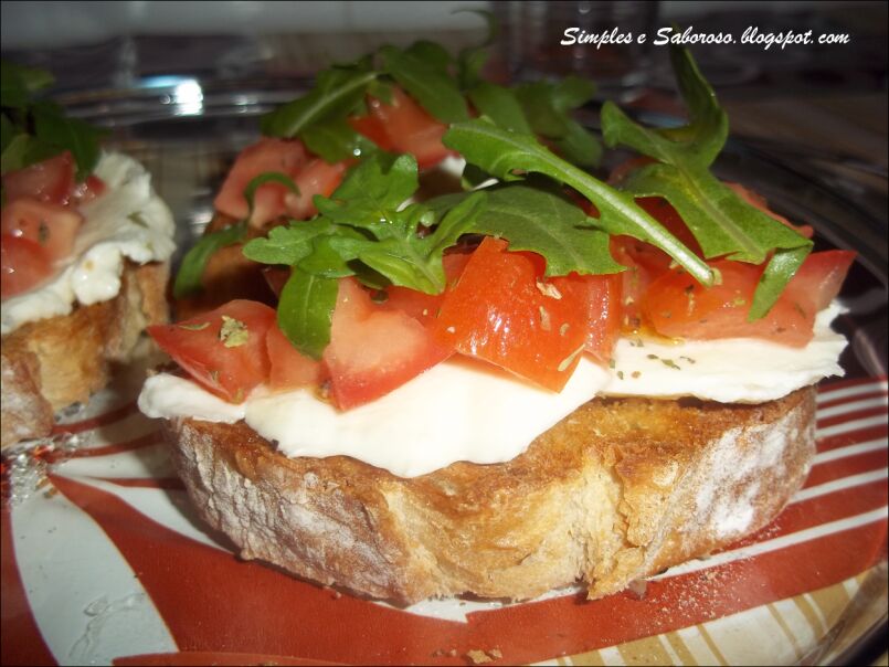 Bruschetta De Queijo Tomate E Rúcula