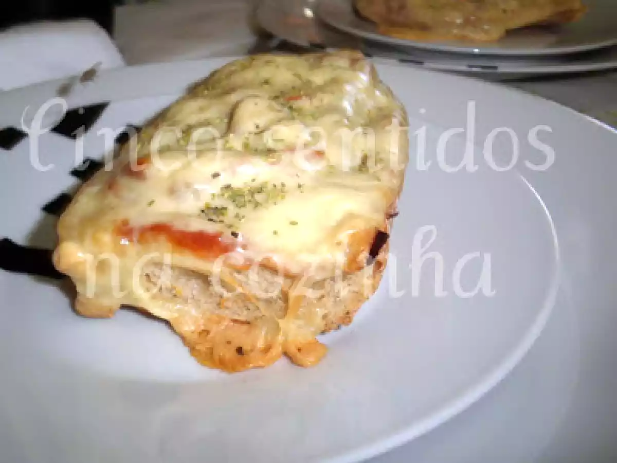 Bruschetta de tomate, fiambre e bacon grelhados