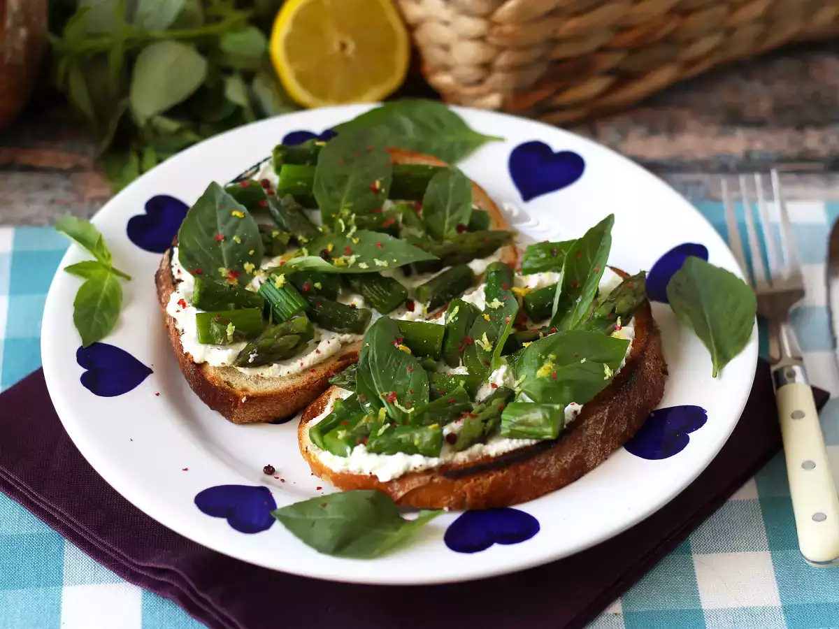 Bruschettas de aspargos, limão e ricota com manjericão - foto 3