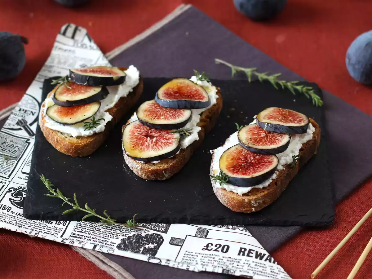 Bruschettas de figo, queijo de cabra, mel e alecrim