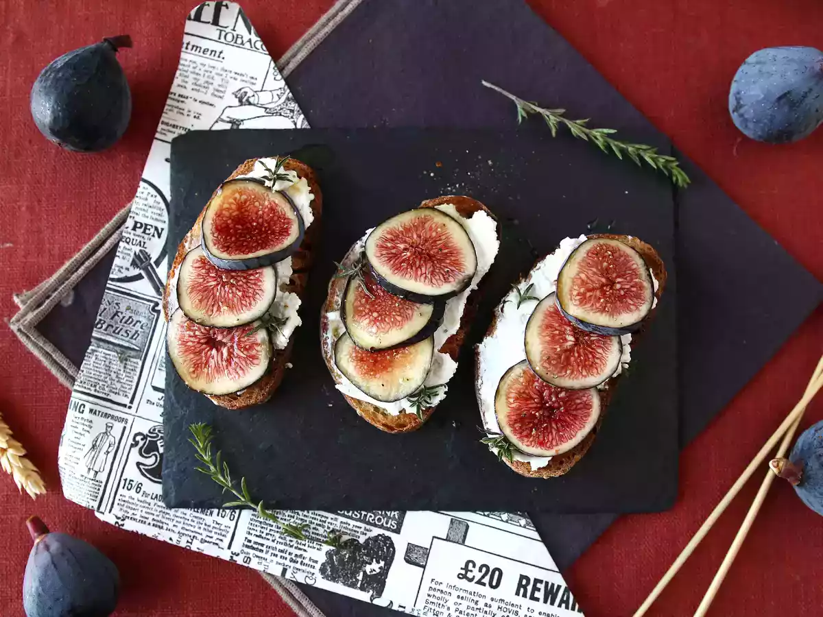 Bruschettas de figo, queijo de cabra, mel e alecrim - foto 4