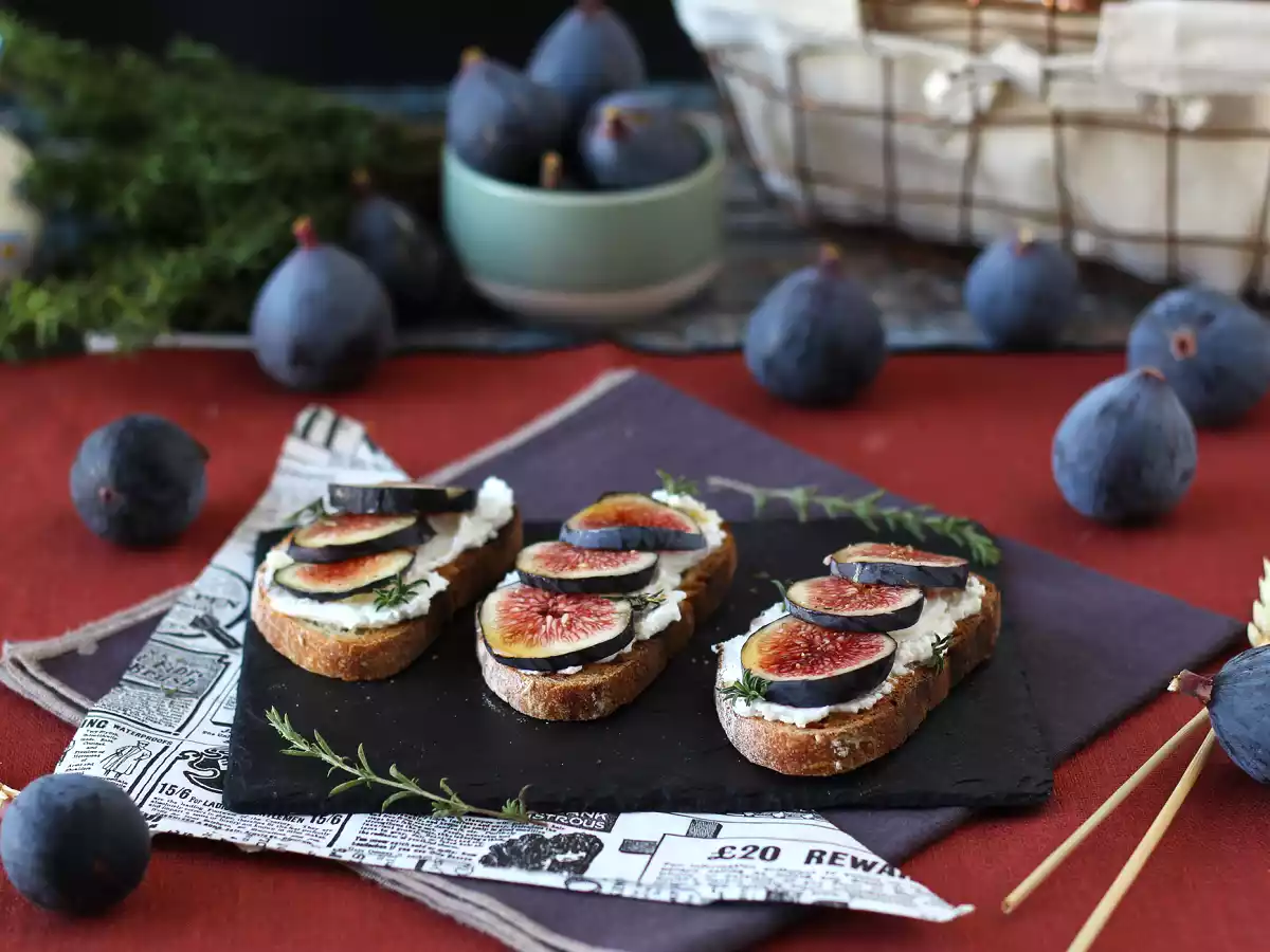 Bruschettas de figo, queijo de cabra, mel e alecrim - foto 6