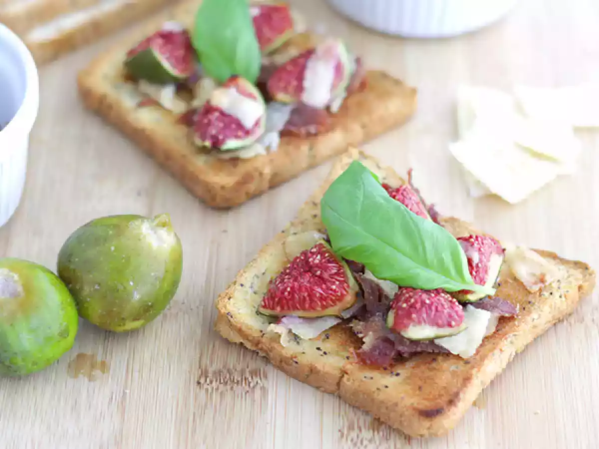 Bruschettas de figos, parmesão e presunto