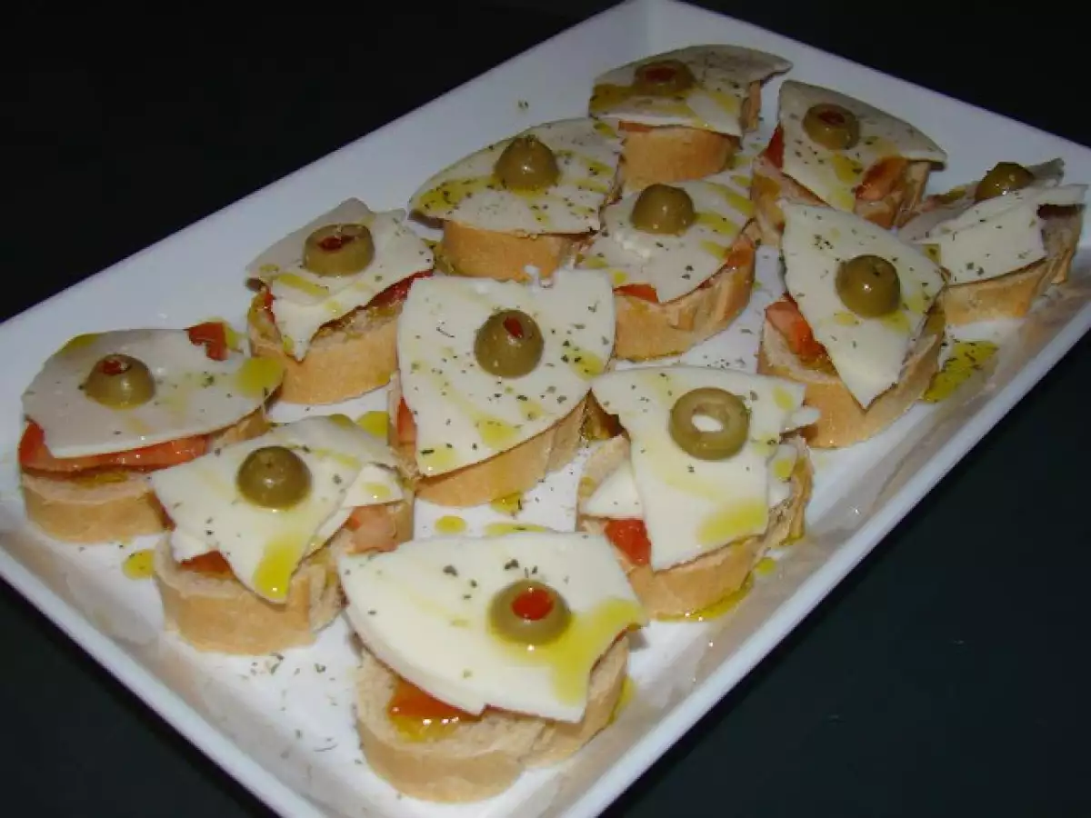 Bruschettas de mozarela, tomate e azeitonas recheadas - foto 2