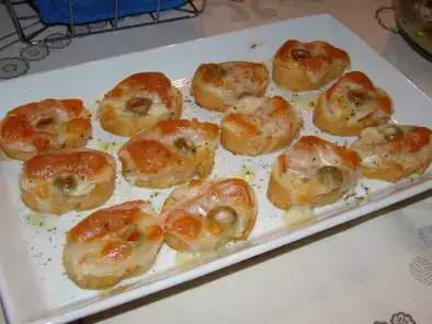 Bruschettas de Mozzarela, Tomate e Azeitonas Recheadas