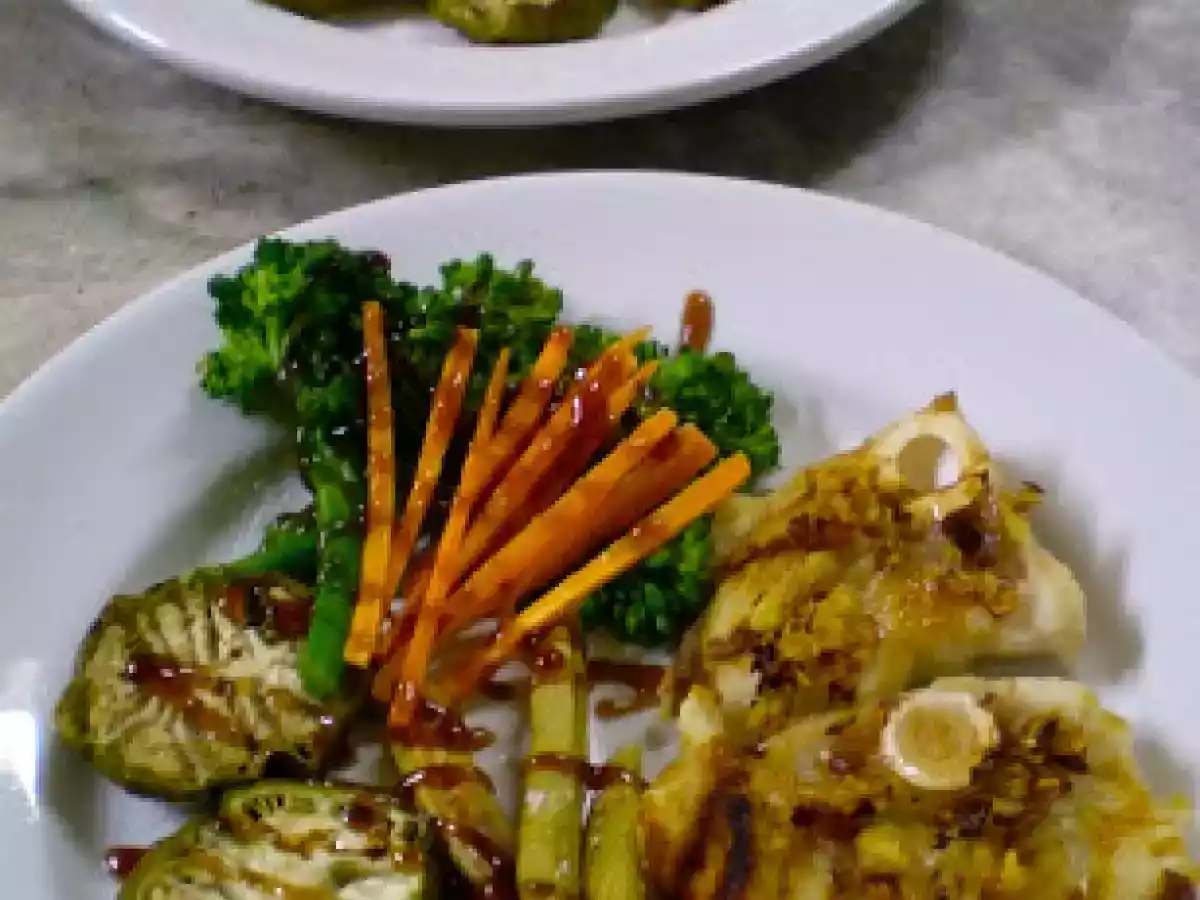 Cação com crostas de alho e legumes grelhados