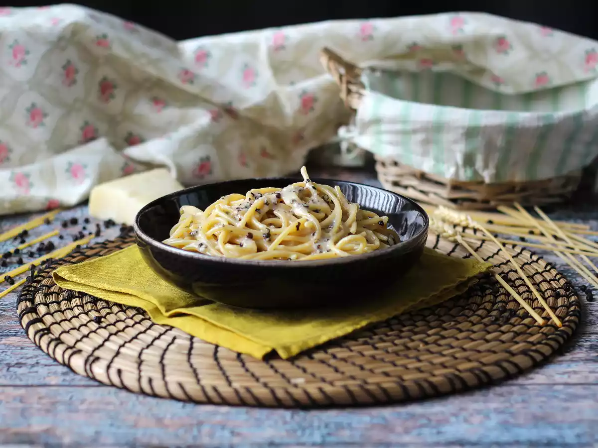 Cacio e pepe (macarrão com queijo e pimenta) feito com apenas 3 ingredientes - foto 2