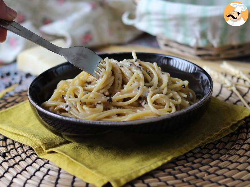 Cacio e pepe (macarrão com queijo e pimenta) feito com apenas 3 ingredientes - foto 4