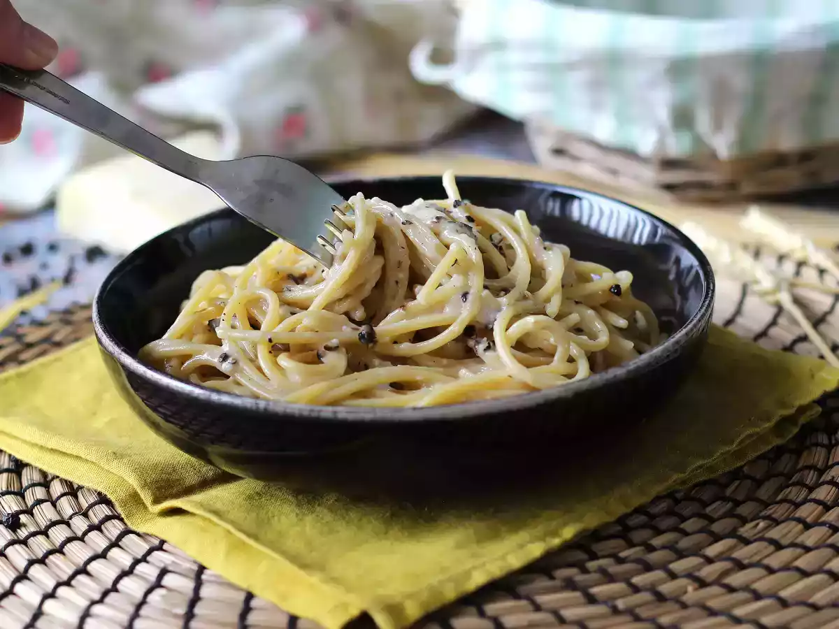 Cacio e pepe (macarrão com queijo e pimenta) feito com apenas 3 ingredientes - foto 4
