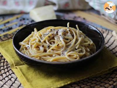 Cacio e pepe (macarrão com queijo e pimenta) feito com apenas 3 ingredientes