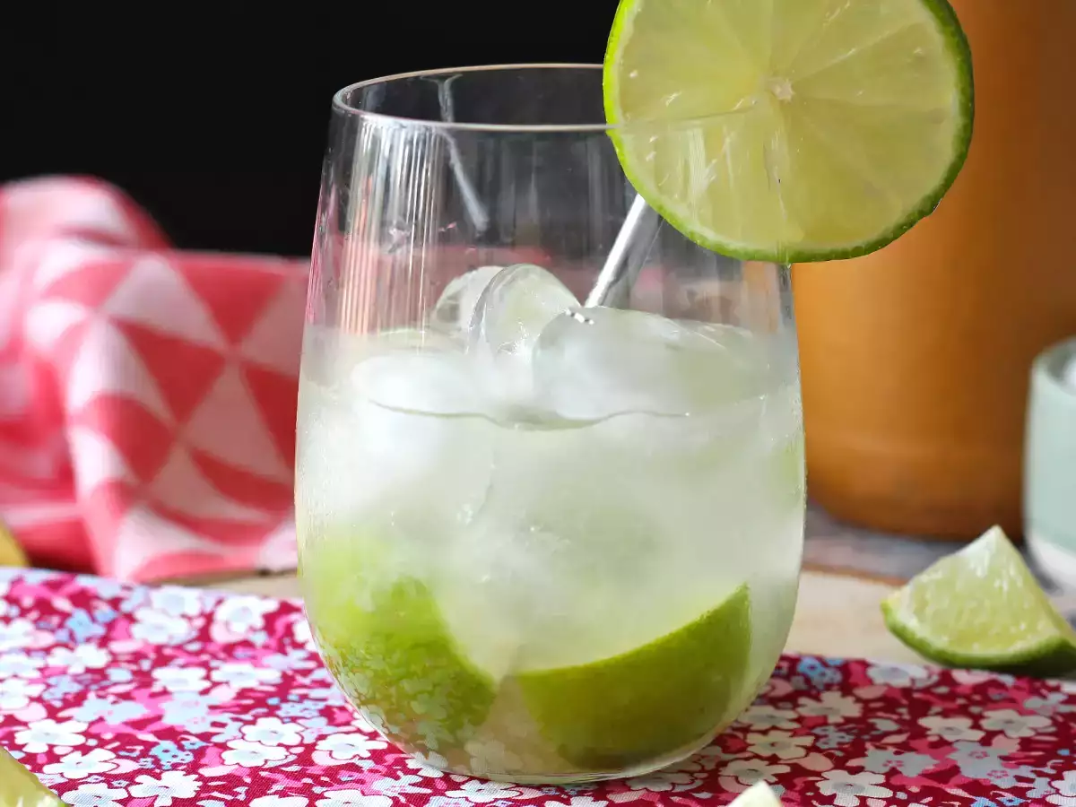 Caipirinha de limão: a bebida brasileira fácil de fazer, sem coqueteleira